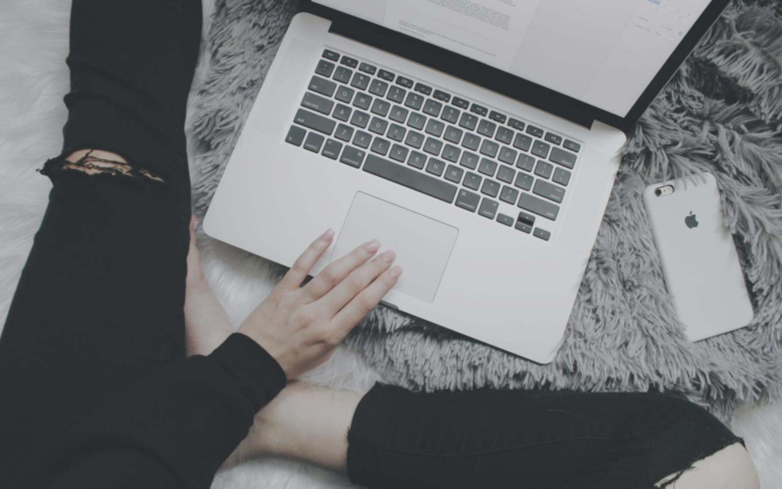 Ambiente di lavoro creativo con strumenti AI